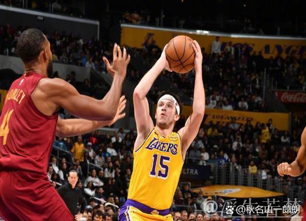里夫斯送精彩助攻 詹姆斯命中首记三分