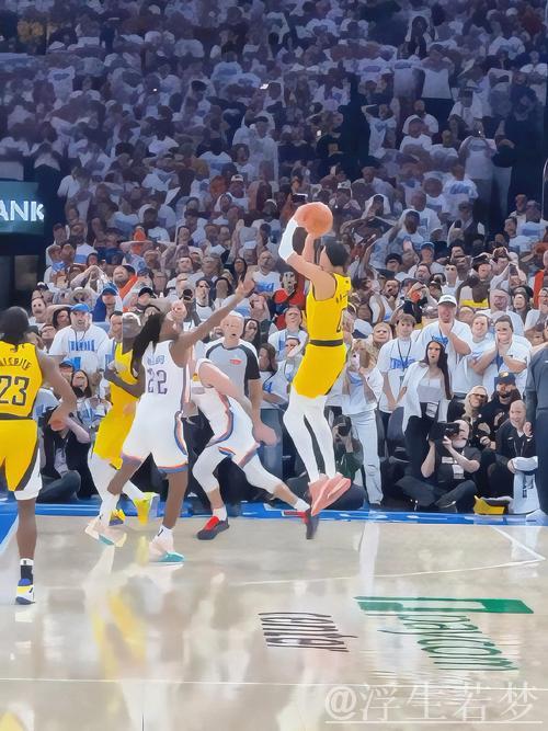 哈利伯顿急停三分命中展现假传真投技艺