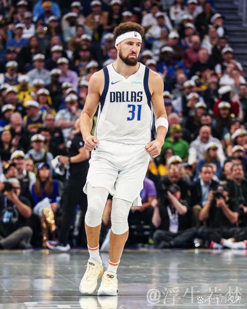 东契奇突破中投命中并造成犯规 东契奇突破中投命中并造成犯规